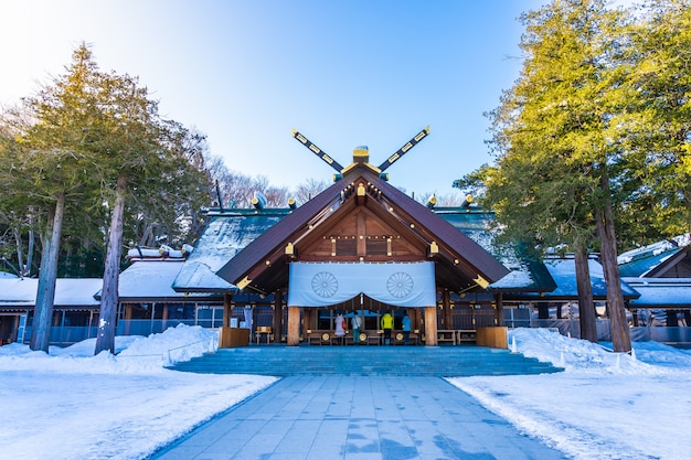 Schöner Architekturgebäudetempel von Hokkaido-Schrein in Sapporo-Stadt