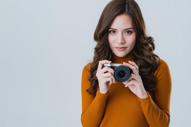 Schöner asiatischer Frauenreisender-Tourist macht Foto mit Glück und freudigem Moment, isoliert weißen Hintergrund