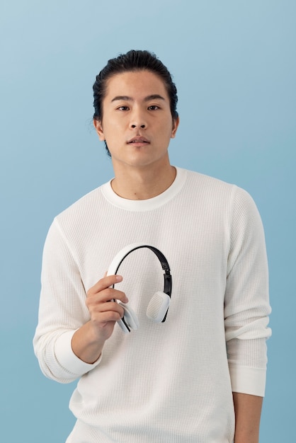 Kostenloses Foto schöner asiatischer mann mit kopfhörern
