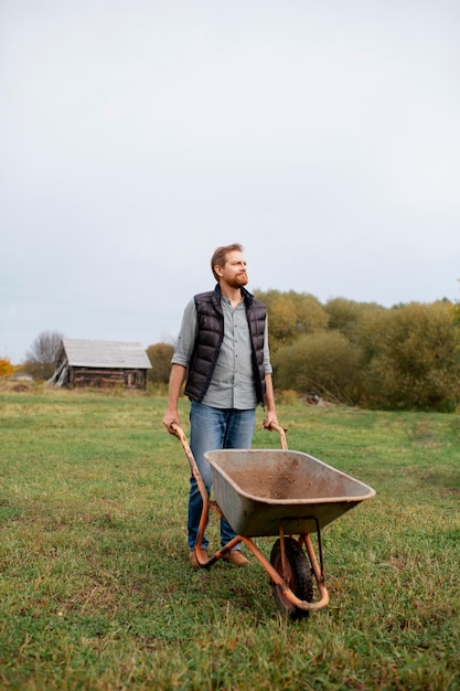 Schöner bauer in der herbstzeit