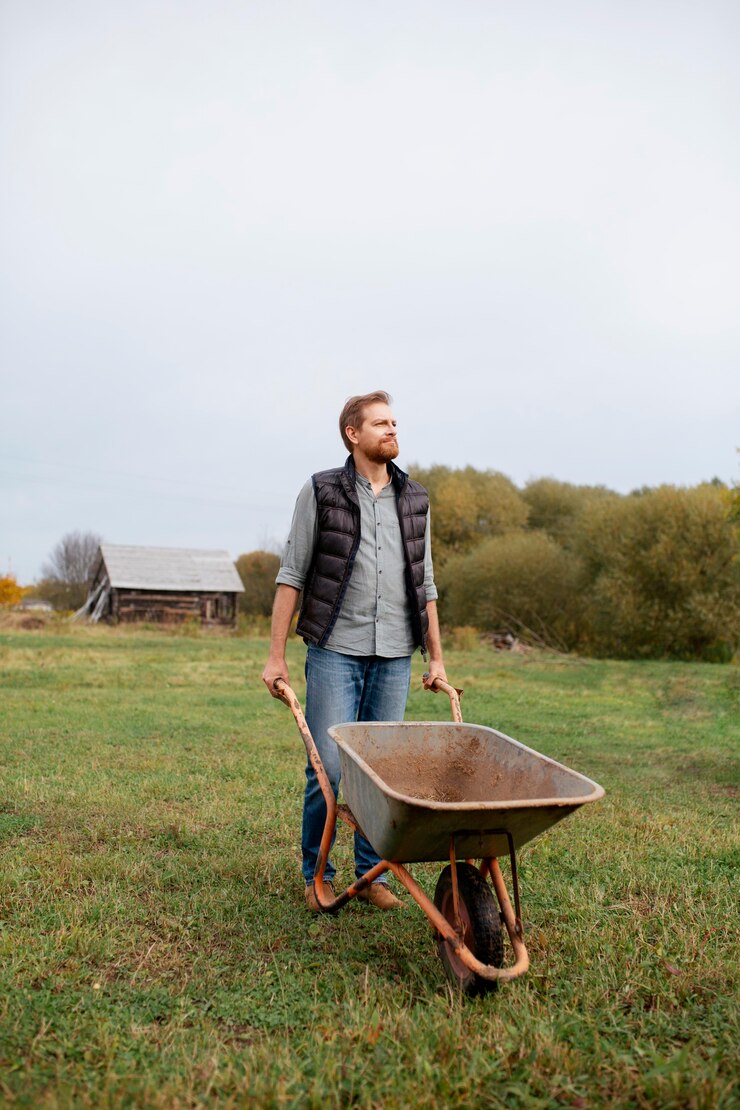 Kostenlose Foto schöner bauer in der herbstzeit