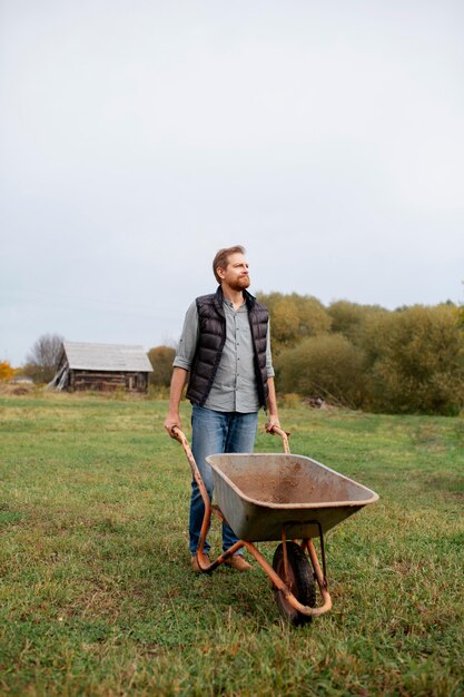 Schöner Bauer in der Herbstzeit