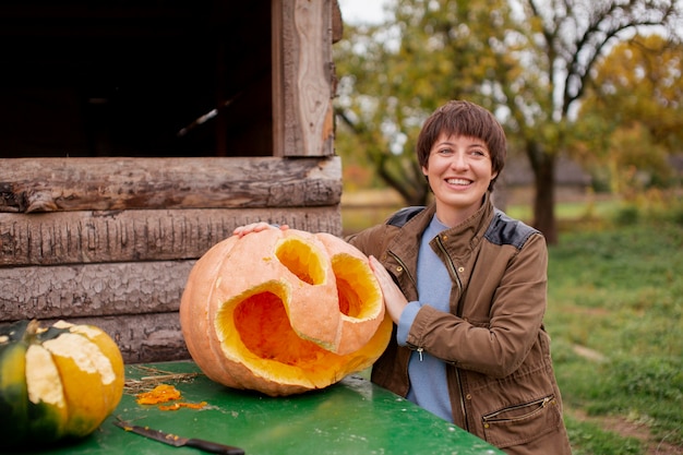 Kostenloses Foto schöner bauer in der herbstzeit