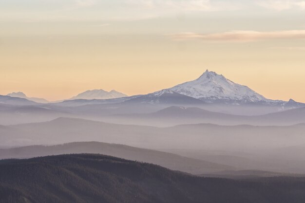 Schöner Berg Jefferson mit dem Sonnenuntergang im Hintergrund in Oregon