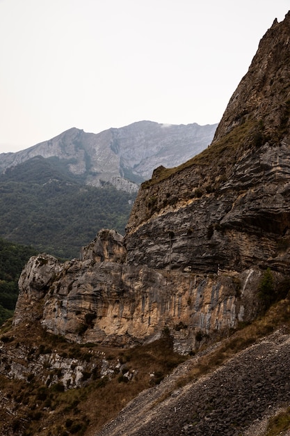 Schöner Bergblick bei bewölktem Himmel