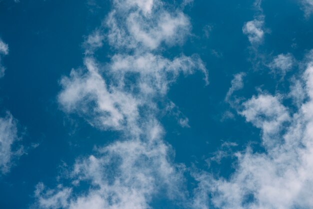 Schöner bewölkter Himmel