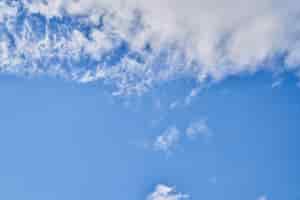 Kostenloses Foto schöner blauer himmel mit wolken an einem sonnigen tag