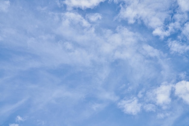 Schöner blauer Himmel mit Wolken an einem sonnigen Tag