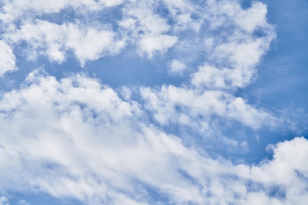 Schöner blauer Himmel mit Wolken an einem sonnigen Tag