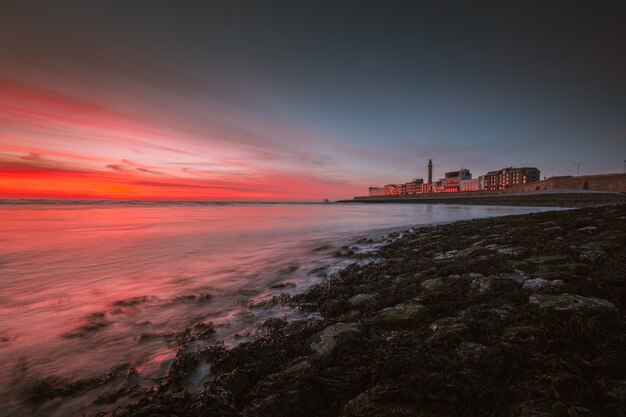 Schöner Blick auf das Meer unter dem schönen bunten Himmel gefangen in Vlissingen, Niederlande