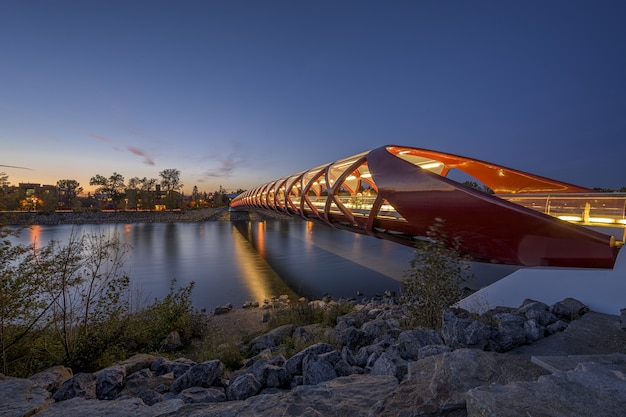 Schöner Blick auf die Friedensbrücke über den Fluss, der in Calgary, Kanada gefangen genommen wird