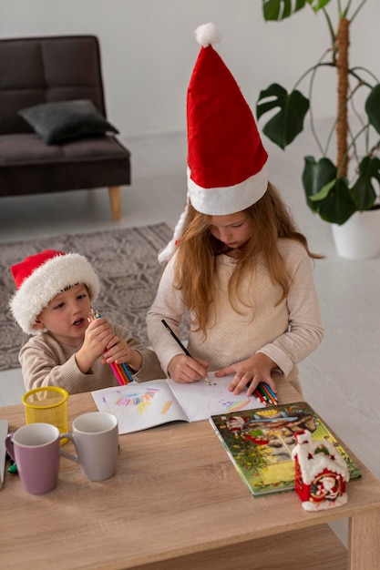 Kostenloses Foto schöner bruder und schwester auf weihnachtskonzept