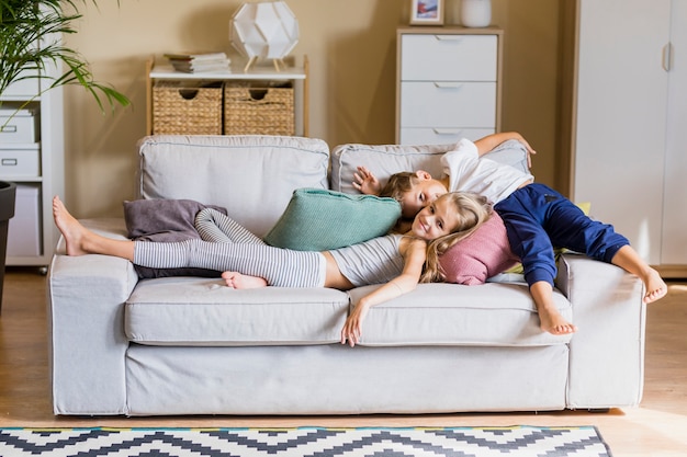 Schöner Bruder und Schwester im Wohnzimmer