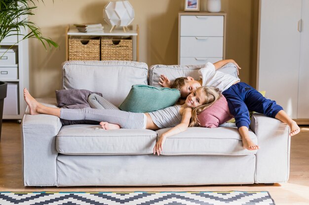 Schöner Bruder und Schwester im Wohnzimmer