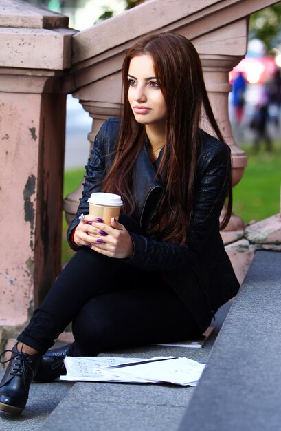 Schöner Brunette auf der Treppe