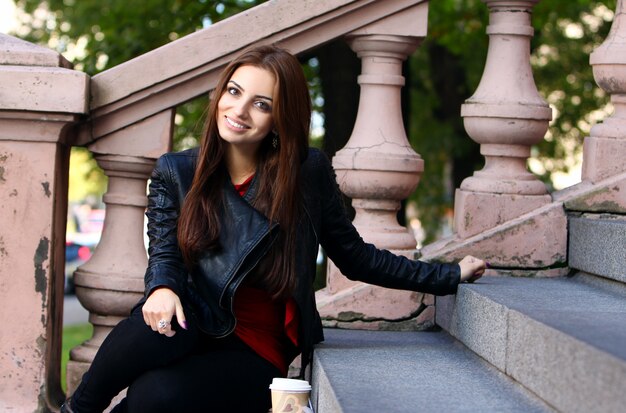 Schöner Brunette auf der Treppe