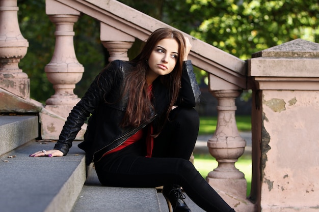 Schöner Brunette auf der Treppe