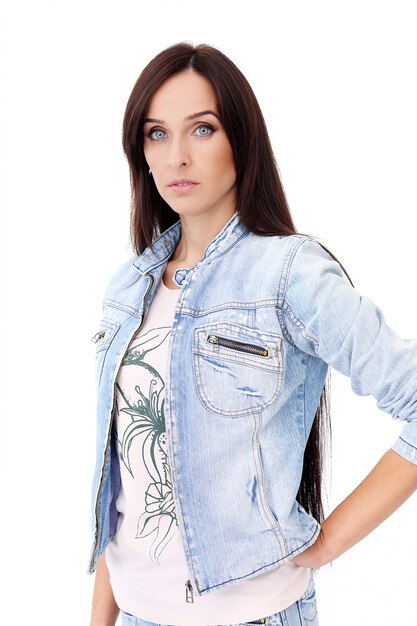 Schöner Brunette in der Jeanskleidung