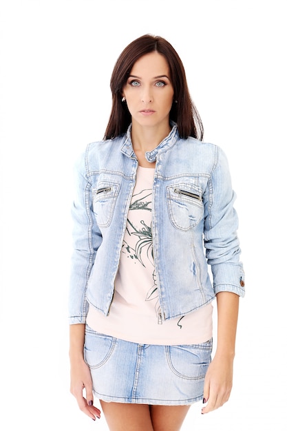 Kostenloses Foto schöner brunette in der jeanskleidung