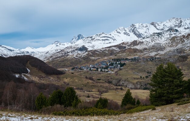 Schöner felsiger Berg bedeckt mit Schnee unter einem bewölkten Himmel