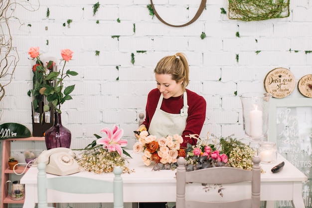 Schöner florist, der blumensträuße macht