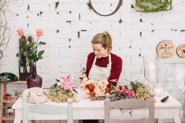 Schöner Florist, der Blumensträuße macht