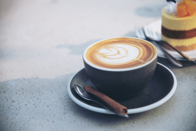 Schöner frischer entspannen sich Morgenkaffeetassensatz