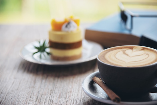 Schöner frischer entspannen sich Morgenkaffeetassensatz