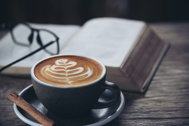 Schöner frischer entspannen sich Morgenkaffeetassensatz