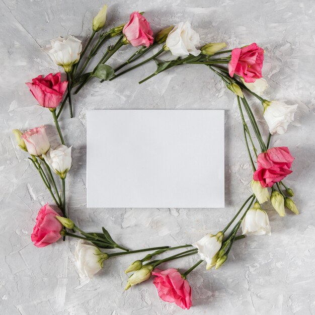Schöner Frühlingsblumenrahmen mit leerer Karte