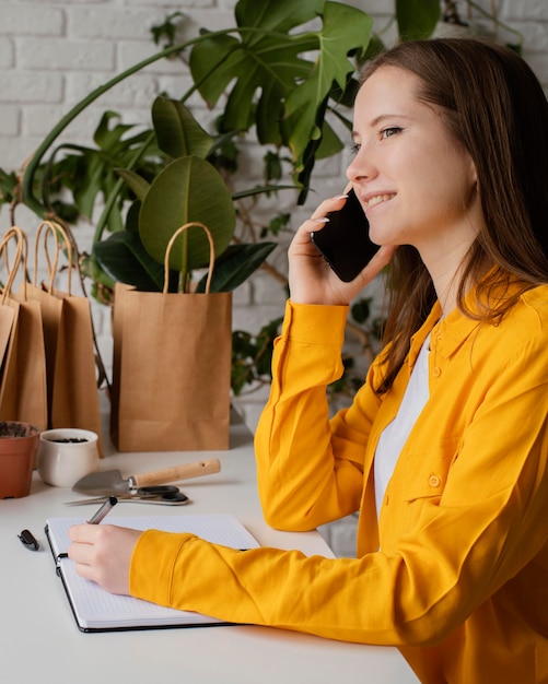 Schöner Gärtner, der am Telefon spricht