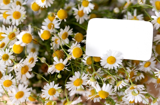 Kostenloses Foto schöner geburtstagsblumenstrauß mit notiz