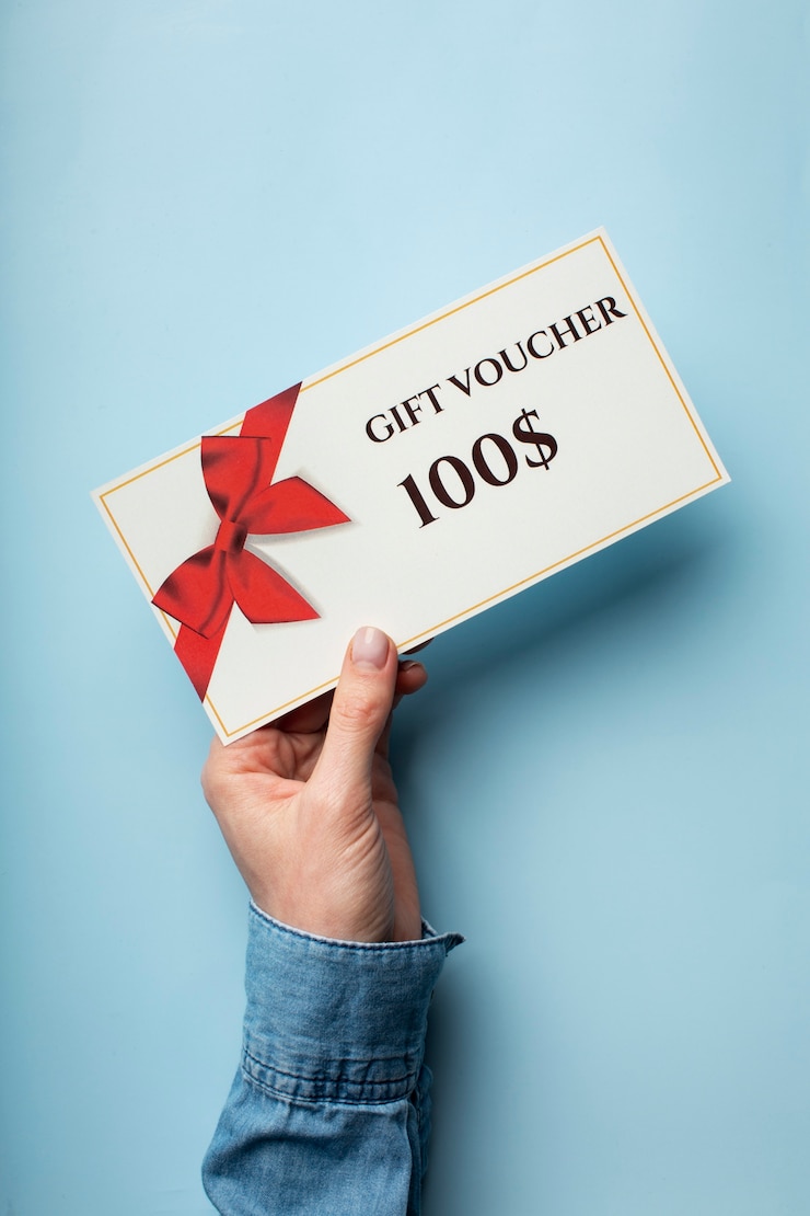 Kostenlose Foto schöner geschenkgutschein mit hand