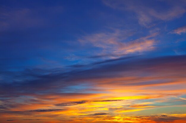 Schöner Himmel bei Sonnenaufgang