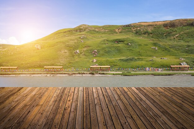 Schöner Himmel und Fluss mit dem Boden