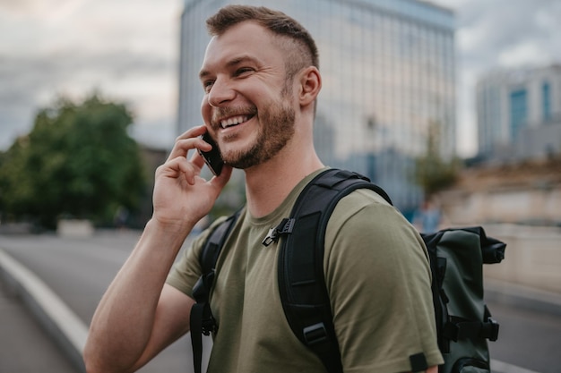 Schöner Hipster-Mann, der auf der Straße spazieren geht