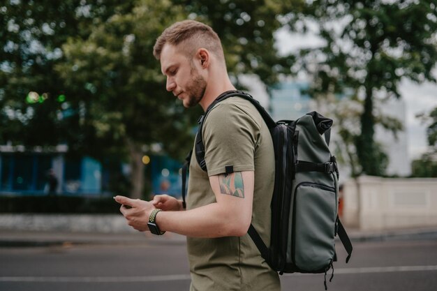 Schöner Hipster-Mann, der auf der Straße spazieren geht