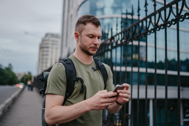 Kostenloses Foto schöner hipster-mann, der auf der straße spazieren geht