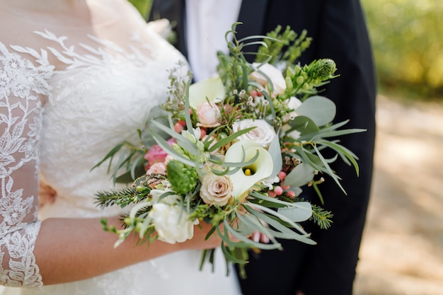 Schöner Hochzeitsstrauß von Blumen