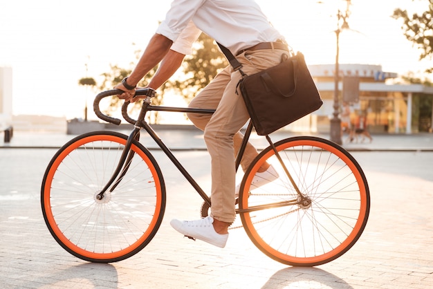 Kostenloses Foto schöner junger afrikanischer mann am frühen morgen mit fahrrad