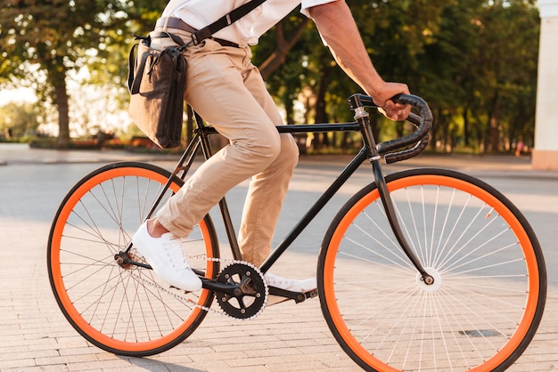 Schöner junger afrikanischer Mann am frühen Morgen mit Fahrrad