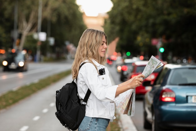 Schöner junger erwachsener, der in der stadt reist