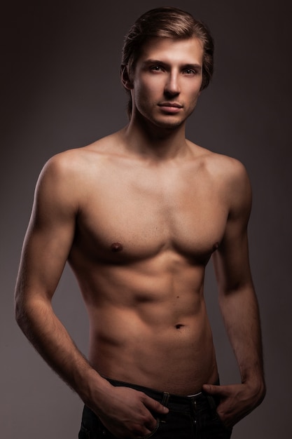Kostenloses Foto schöner junger mann mit nackten oberkörper