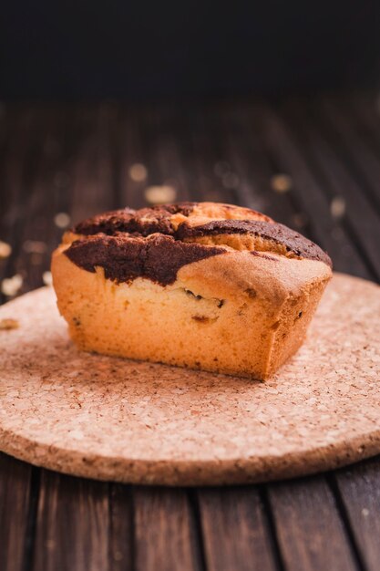 Schöner kleiner Kuchen auf Holztisch