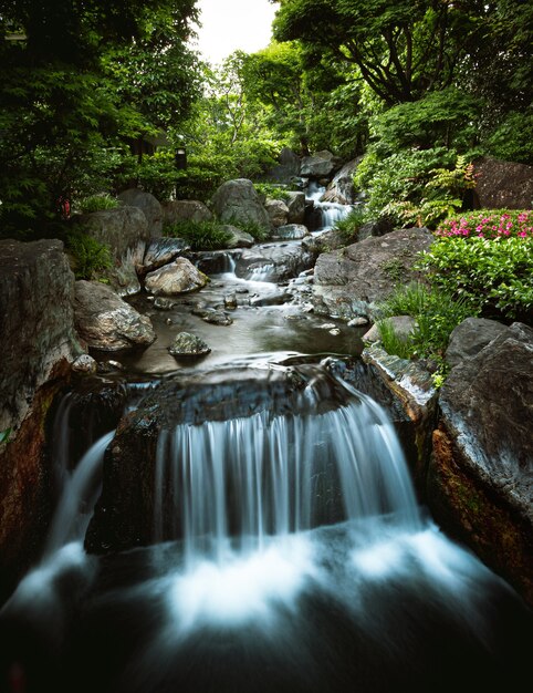 Schöner kleiner Wasserfall im Gebirgsfluss