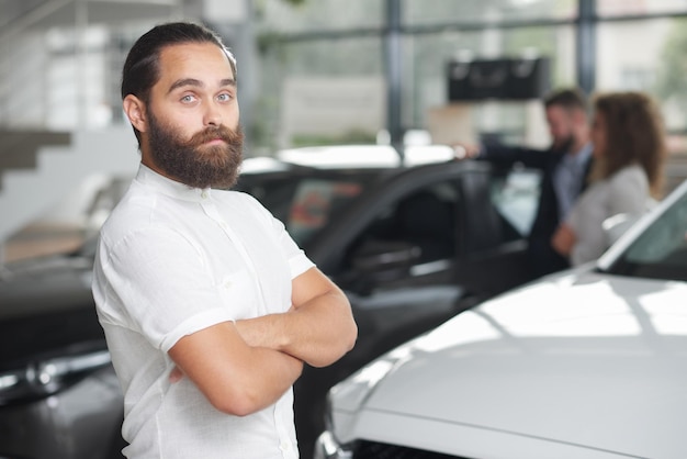 Schöner Kunde des Autohauses posiert