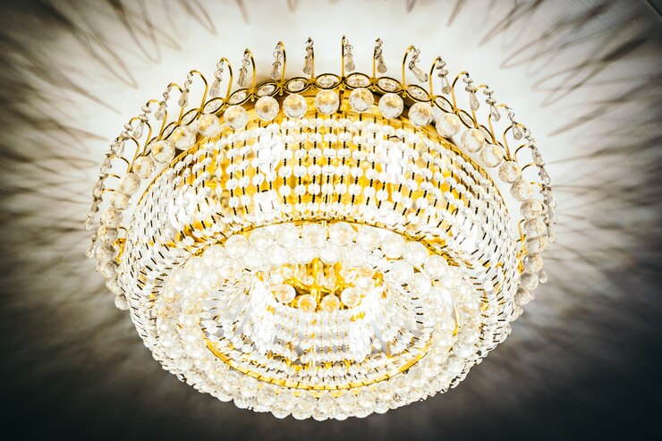 Kostenlose Foto schöner luxuskristallleuchterdekorationsinnenraum