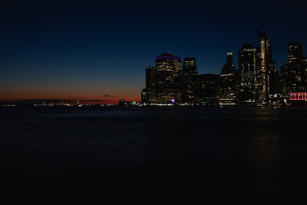 Schöner Manhattans Fluss und der Sonnenuntergang