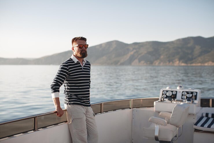 Kostenlose Foto schöner mann auf yachtboot