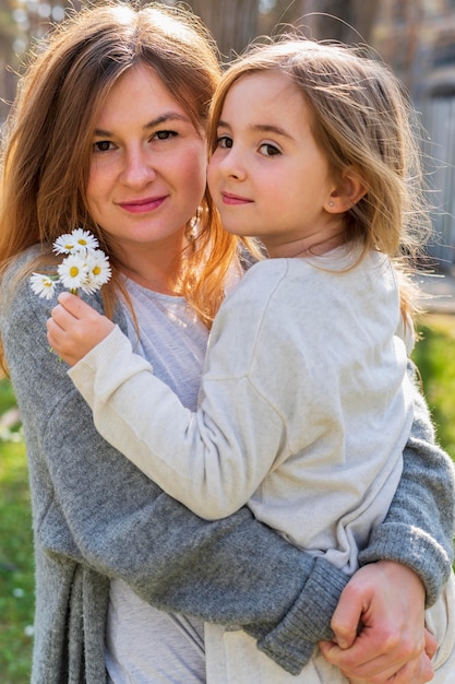 Schöner mittlerer Schuss von Mutter und Kind